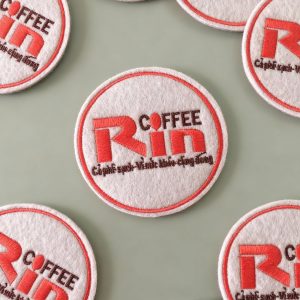 dreamina 2026 01 19 4326 Use the white and red RIN COFFEE felt