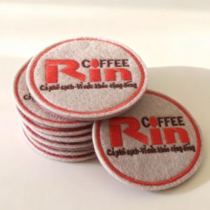 dreamina 2026 01 19 4989 Use the white and red RIN COFFEE felt
