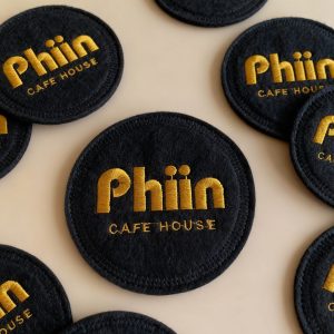 dreamina 2026 01 19 6228 Use the black Phin Cafe House felt coa