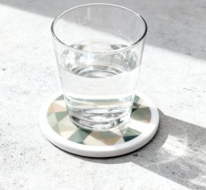 In Lót Ly Gốm Giá Bao Nhiêu? Báo Giá Theo Số Lượng Mới Nhất MS 05 10 dreamina 2026 01 28 6316 A single geometric pattern coaster on a